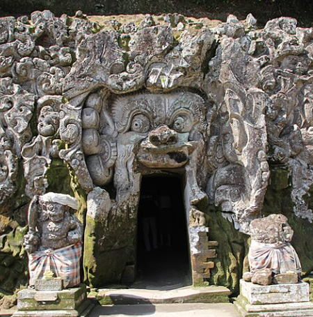 Option 2: Visit to the ancient 9th-century Elephant Cave at Goa Gajah.